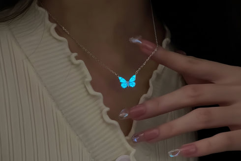 قلادة فراشة مضيئة بتصميم فاخر باللون الأزرق | سلسلة نسائية مستوحاة من أورورا الغابة